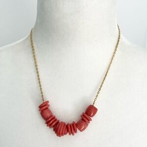 🍭6/$30 Coral colored beaded necklace on a gold tone chain